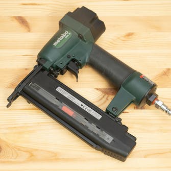 Paineilmanaulain: Lippaaseen mahtuu sata naulaa Paineilmanaulain: Lippaaseen mahtuu sata naulaa